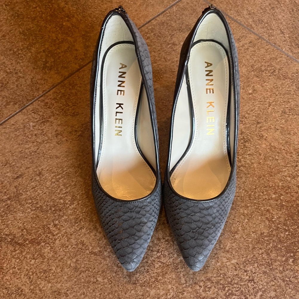 Anne Klein Gray Pumps, Faux-Animal and Zipper Styling, Size 8 - Picture 2 of 7